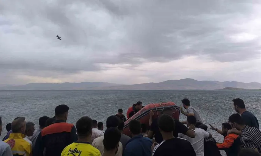 Van Gölü'ndeki tehlikeli anlar: Can simidiyle açılan aile kurtarıldı