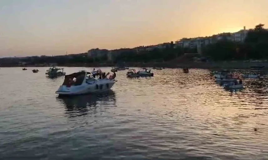 Türk balıkçıları zafer bayramında denizde konvoy oluşturdu