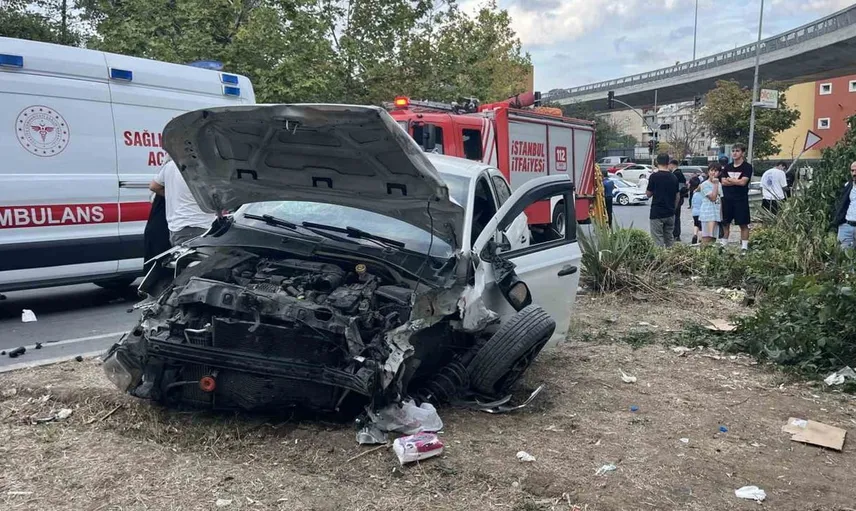 Küçükçekmece'de bisikletliye çarpmamak için manevra yapan sürücü bariyerlere çarptı, 4 kişi yaralandı