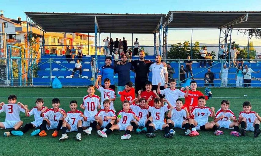 Körfez gençlerbirliği u12 takımı minikler futbol turnuvasında namağlup şampiyon oldu