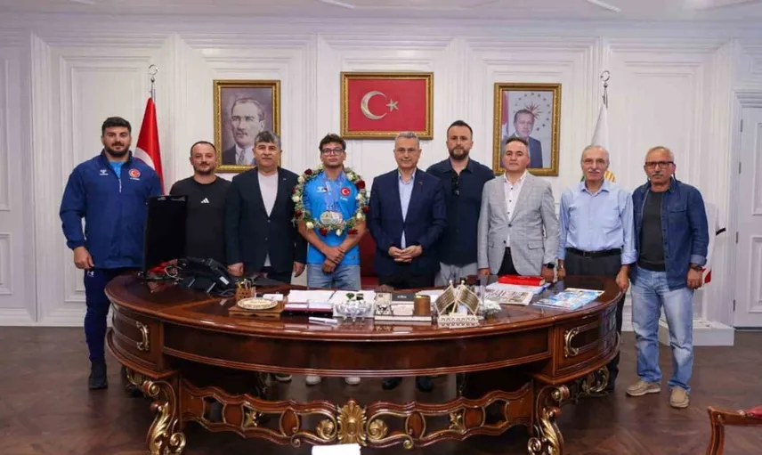 İlkadım güreşçisi Oğuzhan Kaya, tarihi madalyalarla Samsun'u gururlandırdı
