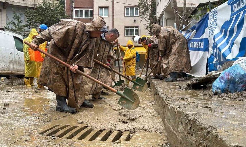 Sel felaketinin ardından jandarmadan destek: Ayazağa'da temizlik sürüyor