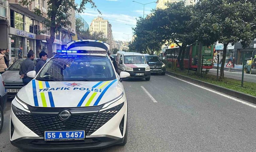 Samsun'da motosiklet hafif ticari araca çarparak kazaya neden oldu