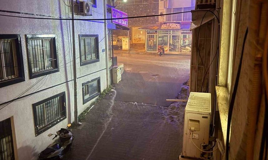 Kuşadası’nda gece saatlerinde etkili olan sağanak yağış hayatı olumsuz etkiledi