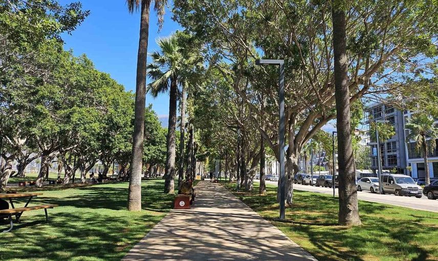 Aşırı sıcaklar İskenderun'da vatandaşları gölgeye yönlendiriyor