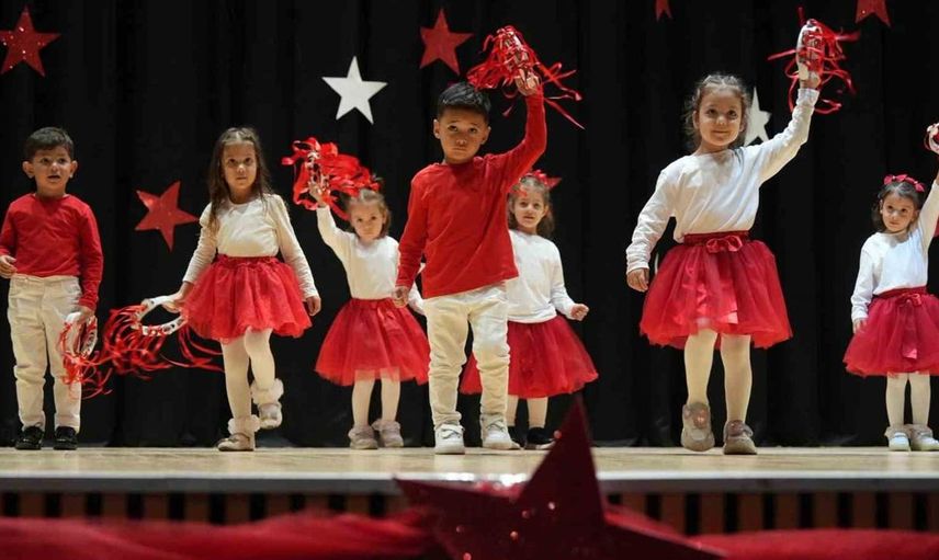 Turgutlu'daki minikler Cumhuriyet Bayramı'nı coşkuyla kutladı