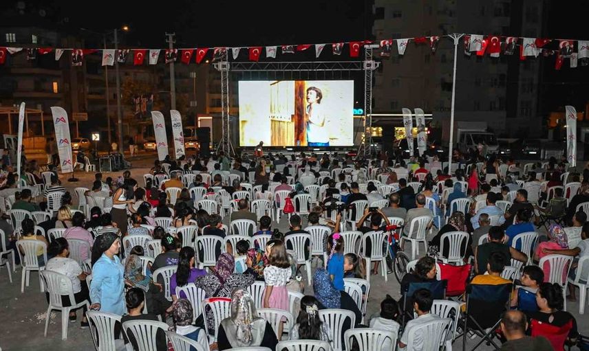 Tarsus'ta nostaljik sinema akşamı: Mahalle halkı beyaz perdede buluştu