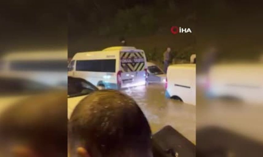 Ümraniye'de sağanak yağış trafikte aksamalara yol açtı