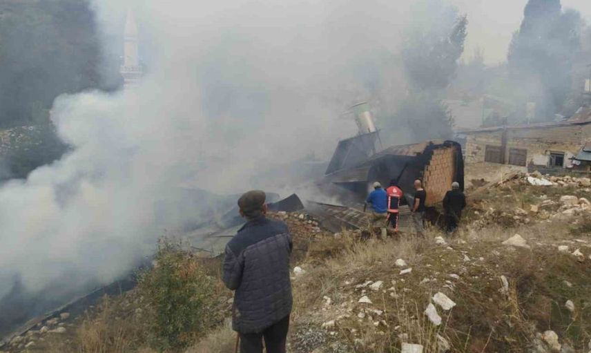 Bayburt'ta heybetepe köyünde sabah saatlerinde yangın paniği