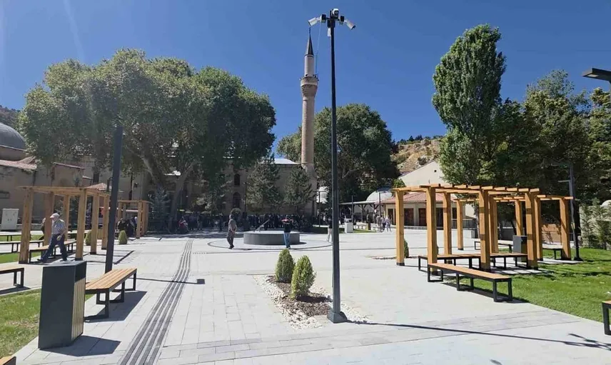 Kütahya'nın Ulu Cami Meydanı tarihi dokusuyla yenilendi