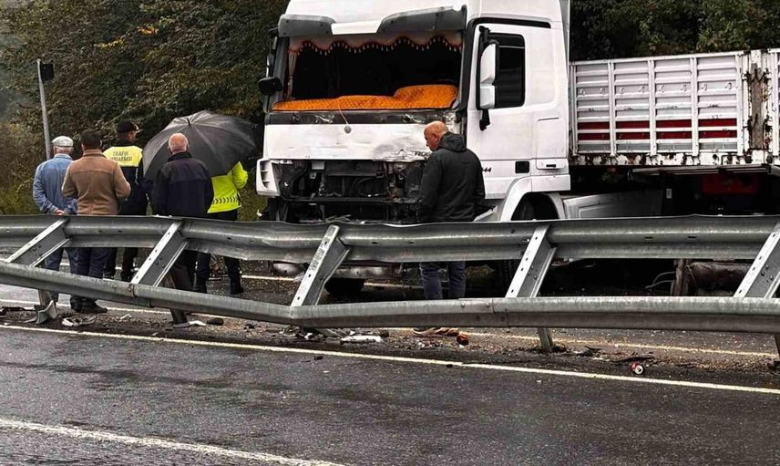 Düzce'de tırın makaslaması trafiği felç etti
