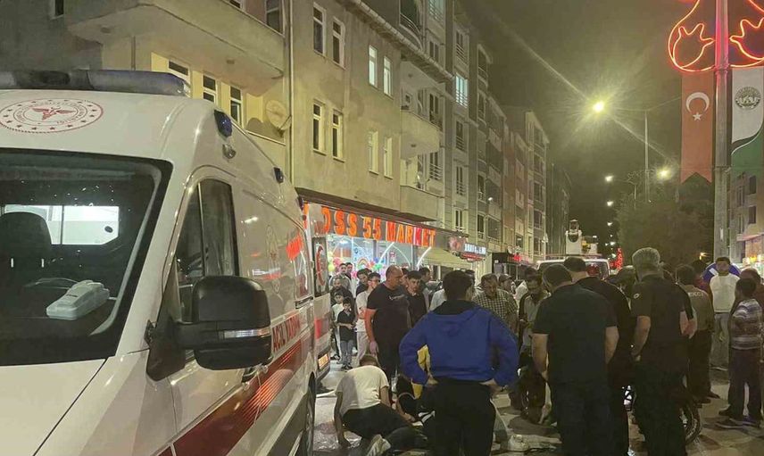 Kavak'ta motosiklet ve otomobil çarpıştı: Bir kişi hastaneye kaldırıldı
