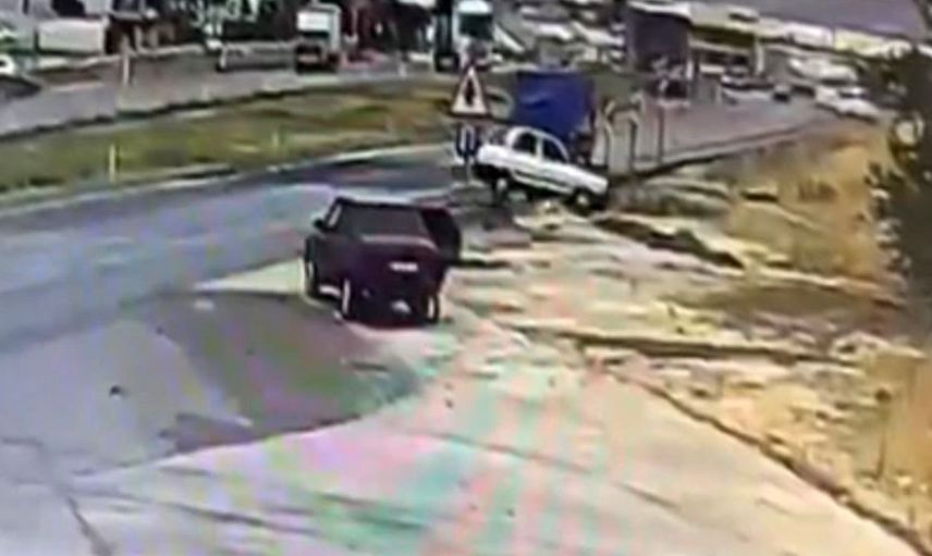 Gaziantep’te menfeze uçan araçta 2 yaralı: Kaza anları güvenlik kamerasında