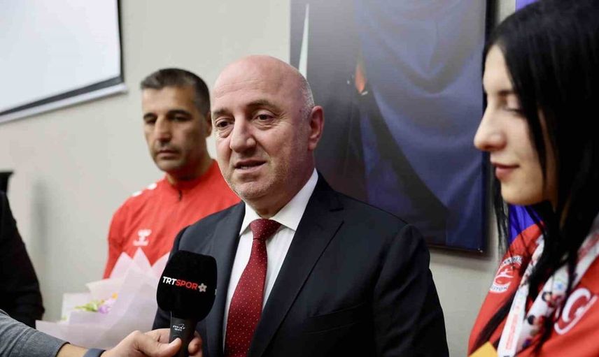 Dünya gençler kick boks şampiyonu ezel nur karalar, altın ödülünü aldı