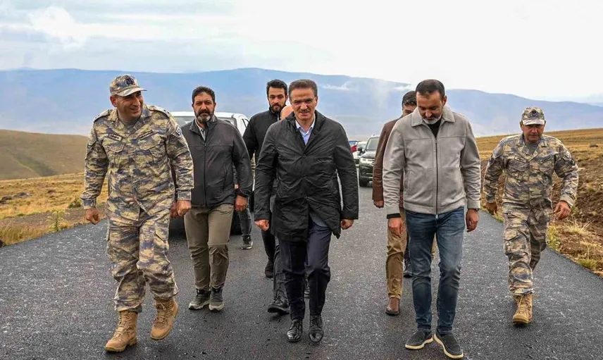 Kargapazarı Dağı’ndaki hava radar komutanlığı yolunda sıcak asfalt çalışmaları sona yaklaşıyor