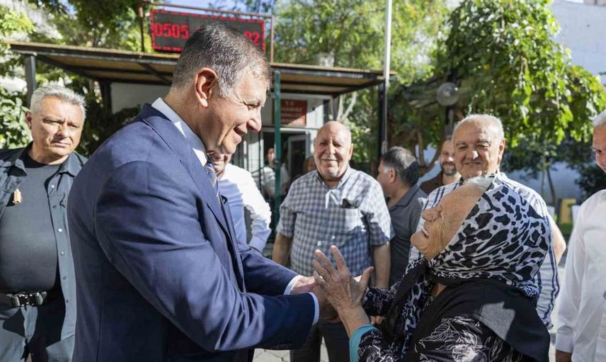 İzmir Büyükşehir Belediye Başkanı Tugay, Buca'da mahalle ziyaretleriyle sorunları dinledi