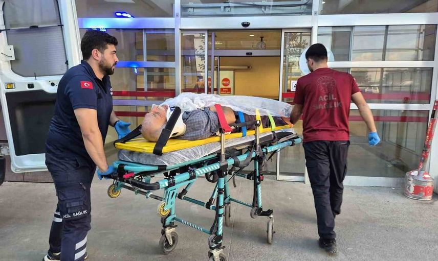 Ağaç keserken dengesini kaybeden yaşlı adam hastaneye kaldırıldı