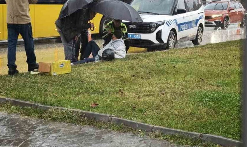 Yağmurda yaralıya yardım eli: Trafik polisi şemsiyeyle korudu