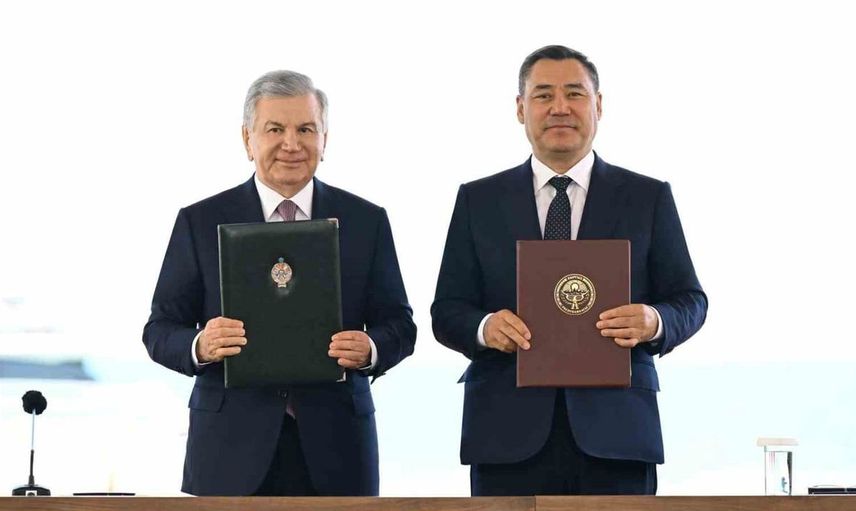 Caparov'dan Mirziyoyev'e birinci derece "Manas" nişanı