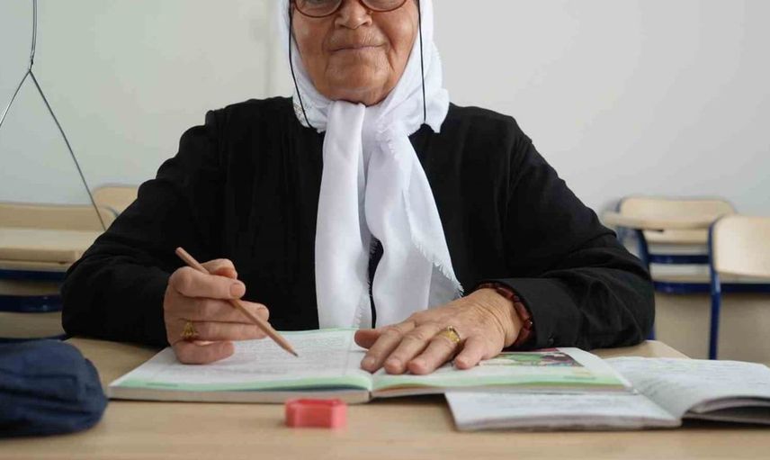 72 yaşındaki kadın, çocukluk hayalini gerçekleştirip okuma-yazma öğrendi