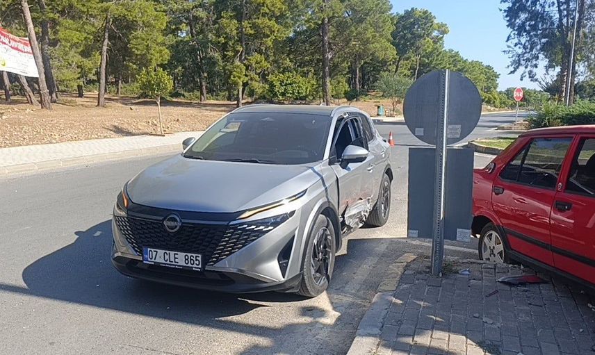 Antalya'da meydana gelen trafik kazasında herkes şans eseri kurtuldu