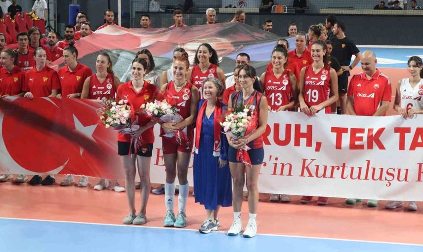 İzmir’in kurtuluşu voleybolda dostluk maçıyla taçlandırıldı