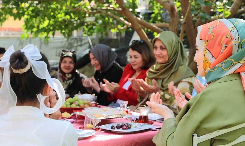 Protokol eşleri koruyucu aileyi yalnız bırakmadı