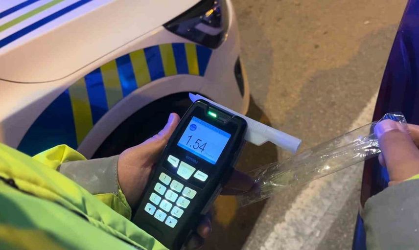 Alkollü sürücü polis uygulamasından kaçarken trafik lambasına çarptı