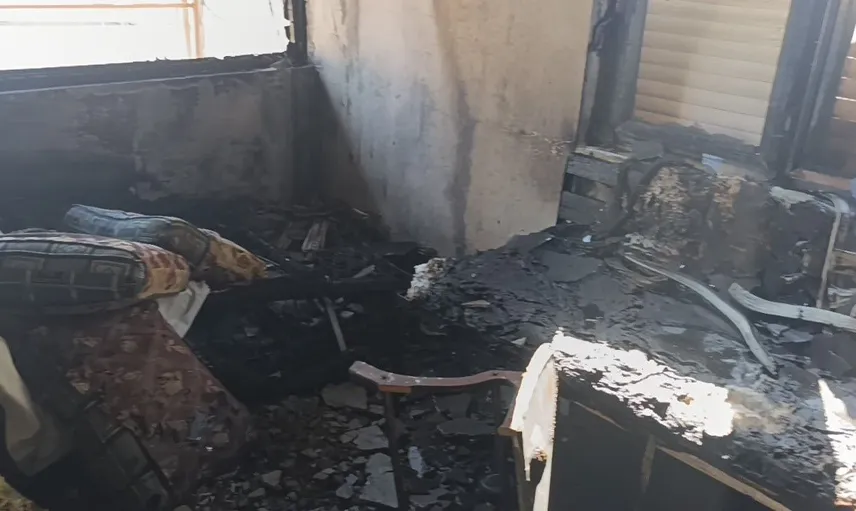 Antalya'da yangın anında itfaiyeye engel olan park halindeki araçlar