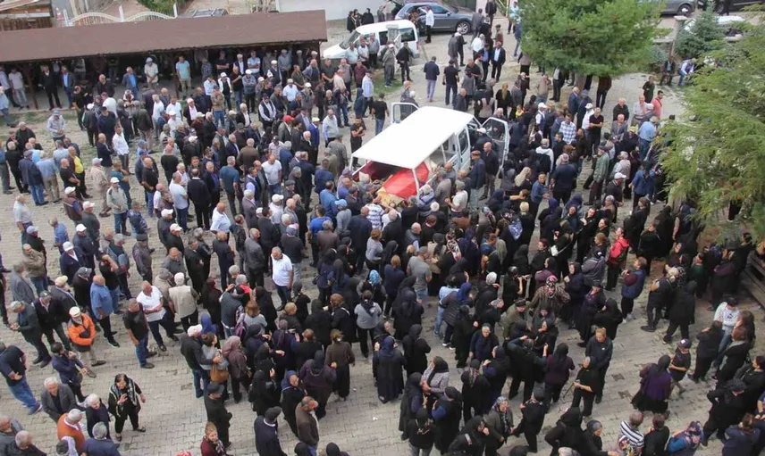 İzmir'deki trafik kazasında hayatını kaybeden çift Sivas'ta son yolculuğuna uğurlandı