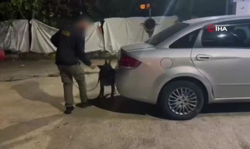 Kocaeli'de narkotik operasyonu: Uyuşturucu ve altınlar otomobilde bulundu