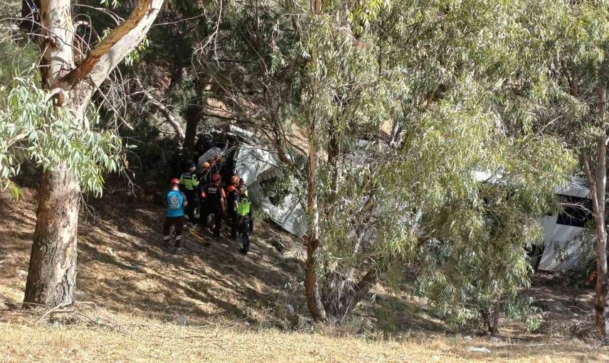 İzmir'de turist otobüsü devrildi: Bir kişi hayatını kaybetti, 7 yaralı