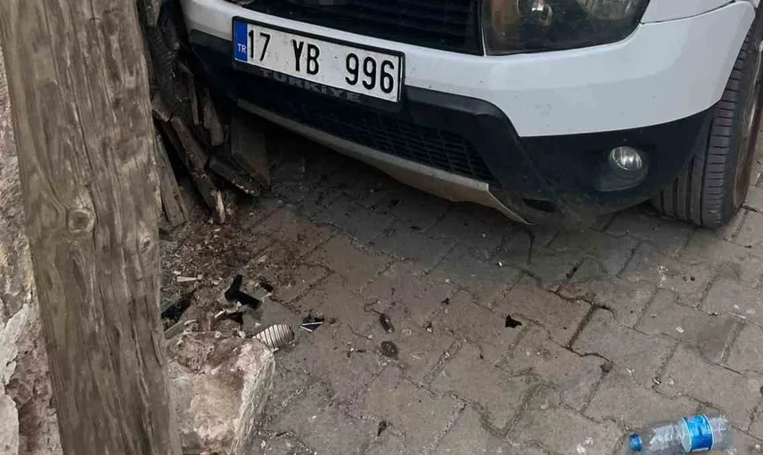 Çanakkale'de kalp krizi geçiren sürücünün aracı duvara çarptı