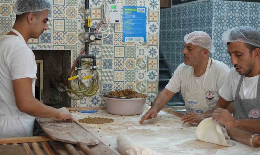 Gaziantep'te sıcak havalarda 800 lahmacun pişiriliyor
