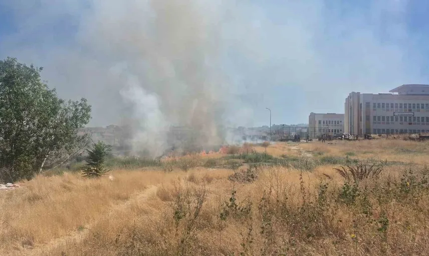 Eskişehir'de okul ile sağlık ocağı arasında yangın: hızla söndürüldü