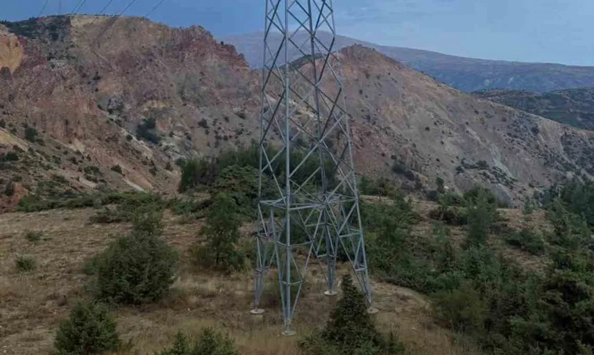 Kemaliye'de fırtına 8 köyü karanlığa gömdü