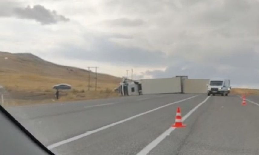 Van'da kontrolden çıkan tır devrildi: Sürücü hastaneye kaldırıldı