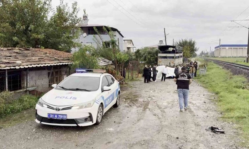 Hatay'da trenin çarptığı otomobilde anne hayatını kaybetti, oğlu yaralandı