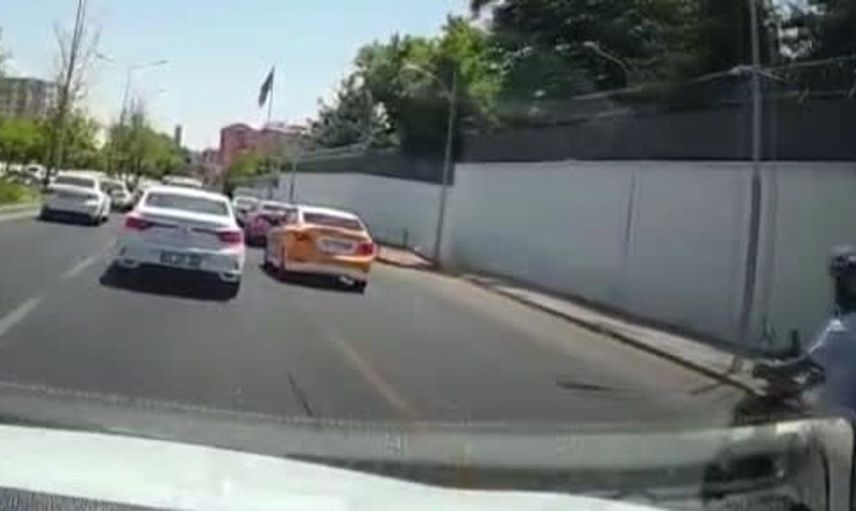 Fren yapan taksiye çarpan motosiklet kazası güvenlik kamerasında görüntülendi