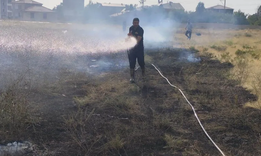 Tuşba ilçesinde örtü üstü yangın paniği: İtfaiye hızlıca müdahale etti