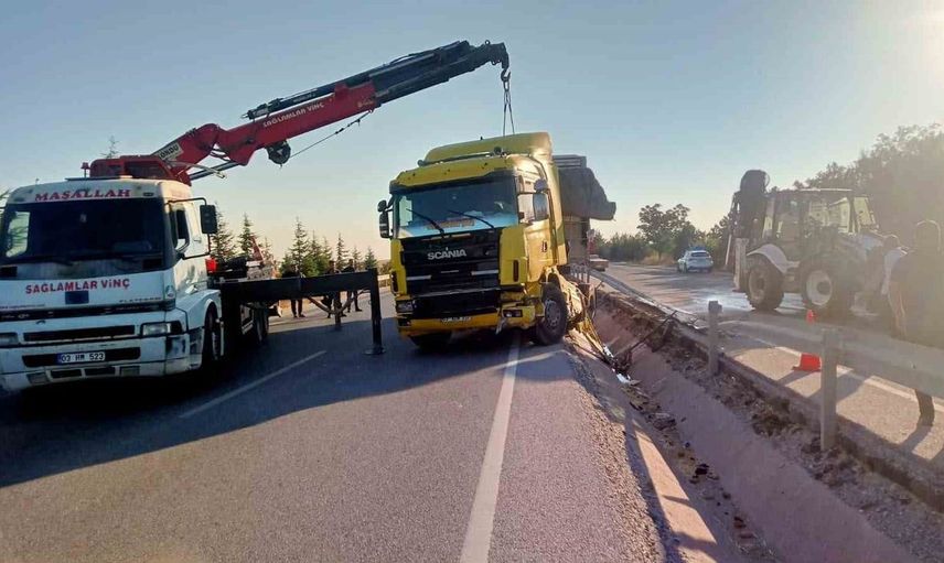 Afyonkarahisar'da patates yüklü tır devrildi, 30 ton ürün ziyan oldu
