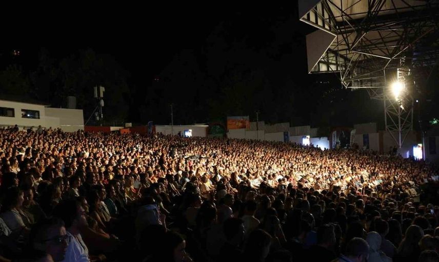 Özcan Deniz Bursa'da unutulmaz bir gece yaşattı