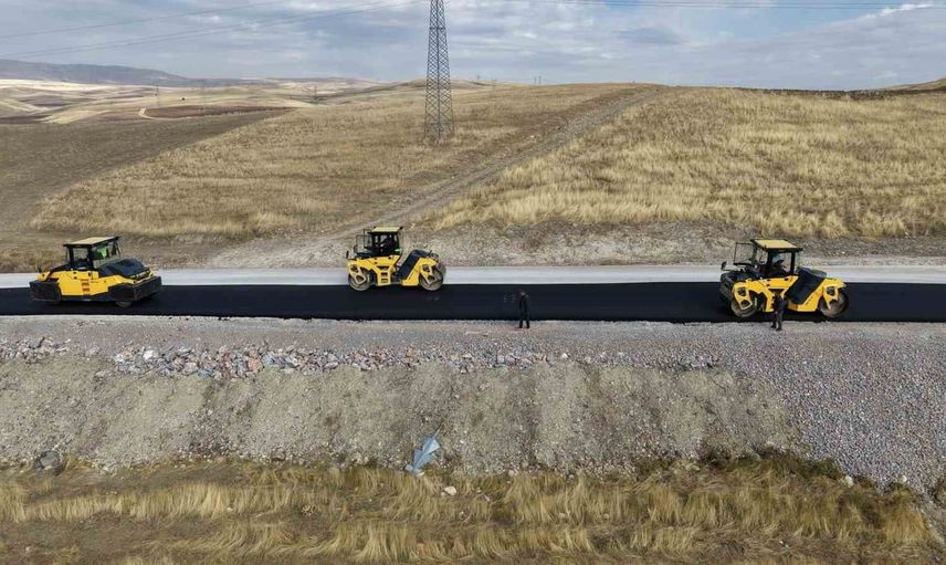 Muş'ta köy yollarında asfaltlama seferberliği devam ediyor