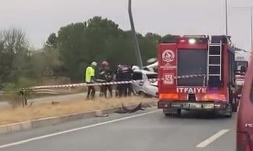 Denizli'de elektrik direğine çarpan otomobilde feci kaza: 1 ölü
