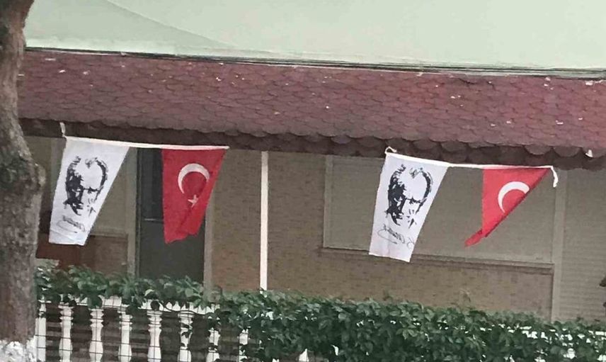 Sarımsaklı'daki Çamlı Sokak, Atatürk ve Cumhuriyet tutkusunu sergiliyor