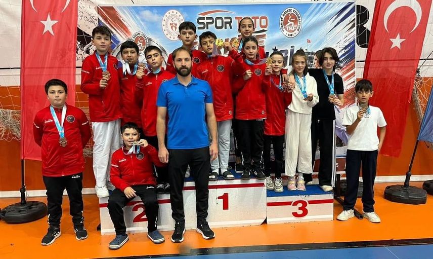 Erzincanlı karatecilerin başarısı Kars'ta taçlandı