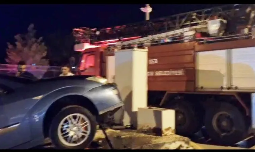 Hisarcık'ta trafik kazası: Otomobil orta refüje çıktı, sürücü hastaneye kaldırıldı