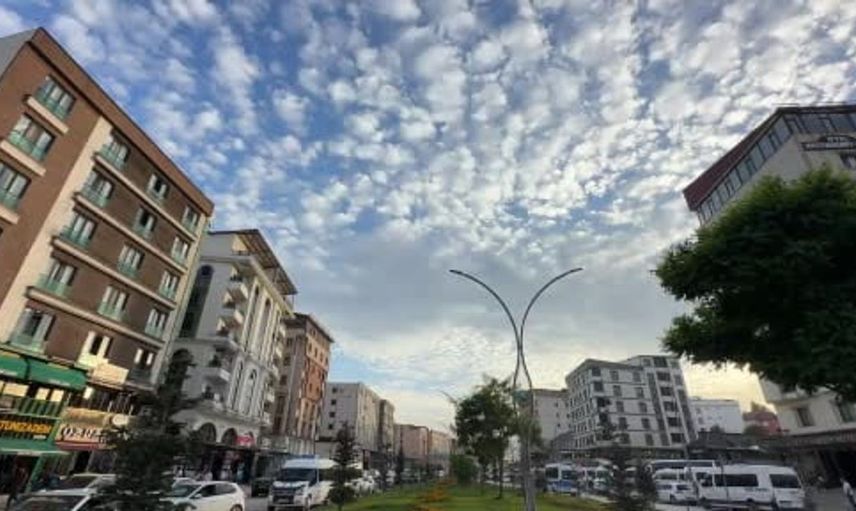 Yüksekova'da nadir doğa olayı: Sirrokümülüs bulutları gökyüzünü süsledi