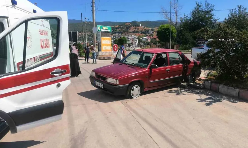 Niksar'da akaryakıt istasyonu önünde iki araç çarpıştı: 1 yaralı