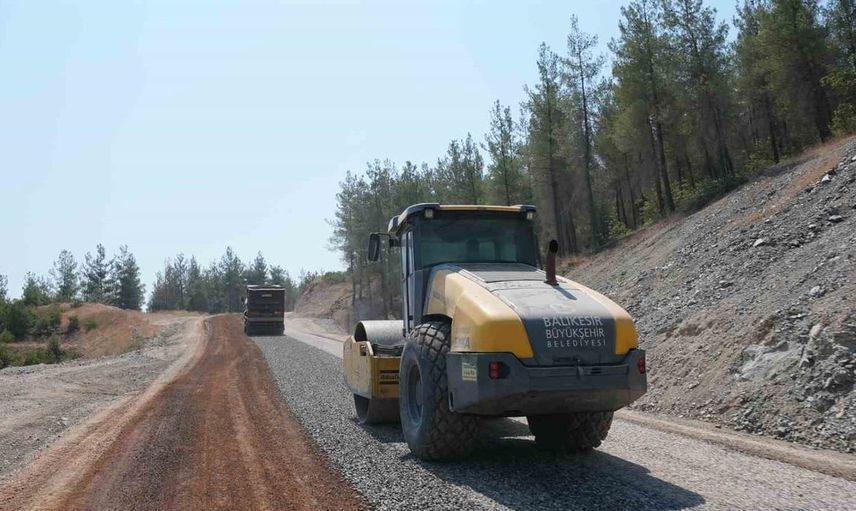 Dursunbey'de yol sorununa son: Başkan Akın vatandaşın yüzünü güldürdü